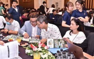 Nhân viên tư vấn cho khách hàng tại sự kiện.