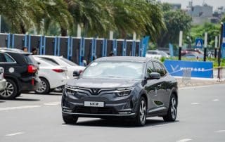 Ôtô điện VF 8 trên đường thử tại Vinhomes.